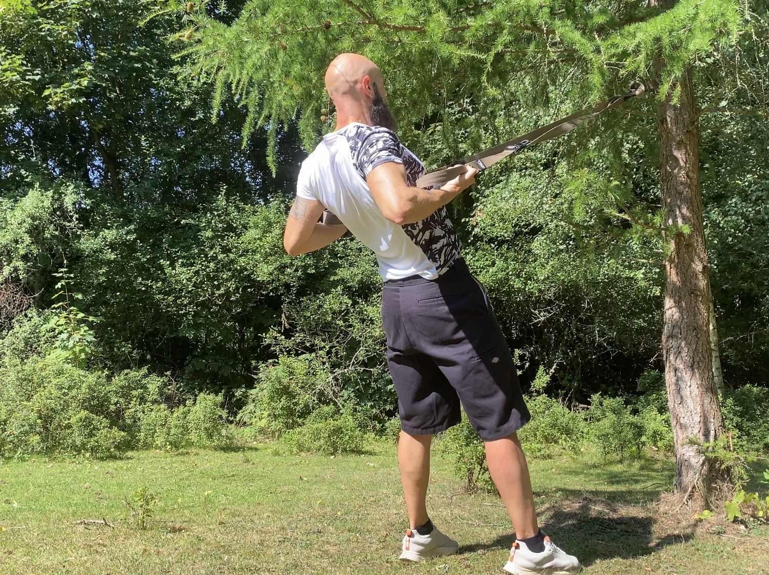 Anders Poul træner udendørs med TRX